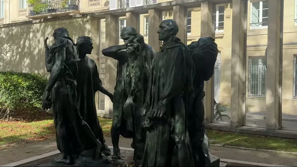 Centered view of The Gates of Hell in the Musée Rodin garden